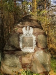 pomnik w lesie w Kaczkowie Starym