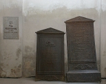 Cmentarz ydowski w Bielsku-Biaej - macewy przechowywane w  domu przedpogrzebowym