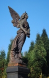 Figura aniołka na cmentarzu katolickim.