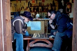 Cisna bard Szociński gra w szachy z przygodnym partnerem