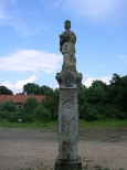 Kamienna,przydrona figura w. Jana Nepomucena na supie z 1843 roku.Gbowice.
