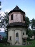 Drewniano-murowana kaplica-dzwonnica w Suchej Beskidzkiej.Ul.Kocielna