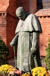 Starogard Gdaski - pomnik papieski przy kociele w. Mateusza