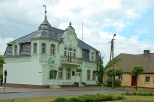 Rogowo - zabytkowy budynek Banku Spółdzielczego przy plantach