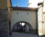 Brama w dawnym zespole klasztornym Kanonikw Regularnych.