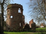 Ruiny neogotyckiej baszty oraz stajni