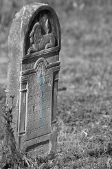 Zniszczona macewa na cmentarzu żydowskim w Bodzentynie