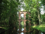 Akwedukt w parku romantycznym