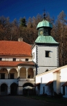 Zamek w Suchej Beskidzkiej. Barokowa wiea kapliczna.