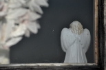 Figurka anioa w oknie chaupy z Kokanina
