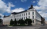 Klasycystyczny budynek dawnej Macierzy Szkolnej.