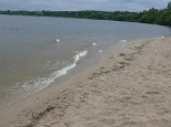 Malutkie fale bijące o brzeg plaży na zalewie zegrzyńskim
