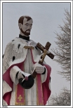 Ołobok - kamienna figura świętego Jana Nepomucena na terenie palcu klasztornego