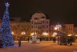 Bielsko Biaa noc - rynek starego miasta z pomnikiem w. Jana Nepomucena
