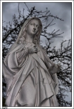 Rzgów - kamienna figura Matki Bożej przed kościołem p.w. św. Jakuba