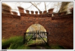 Taczanw - brama na dziedziniec neogotyckich zabudowa zaoenia paacowego