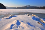 Zimowy krajobraz nad jeziorem rożnowskim