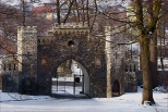Zespół Parkowo Pałacowy w Młoszowej - brama wjazdowa