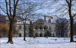 Zespół Parkowo Pałacowy w  Młoszowej - widok pałacu z  charakterystyczną loggią