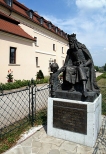 Pomnik Kazimierza Wielkiego na terenie ogrodw zamkowych.