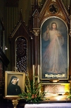 Sanktuarium w agiewnikach. Obraz Boego Miosierdzia i portret w. Siostry Faustyny.