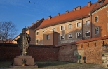 Pomnik JPII na Wawelu.