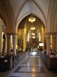Wilamowice. Wnętrze kościoła z neogotyckim tryptykiem.
