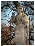 Tursko - figura Chrystusa ustawiona obok kocioa w dawnym parku