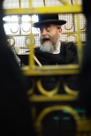 Rabin w środku grobowca głośno śpiewa modlitwę