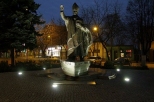 Brodnica - pomnik Jana Pawła II nocą