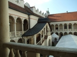 Baranów Sandomierski - widok na krużganki i słynne schodu