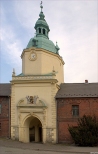 Zesp paacowy w Polskiej Cerekwi -wiea bramna z 1670 r.