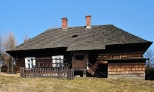 XVIII w. drewniana szkoa parafialna, obecnie Izba Regionalna.