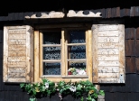 Oknno w zabytkowej drewnianej izbie PTTK na Przysupie pod Barani Gr.