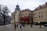 Dziedziniec zamku Pieskowa Skała jesiennie.