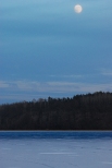 Księżyc nad jeziorem Wysokie Brodno. Pojezierze Brodnickie