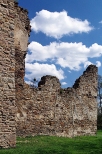 Mury zamku w Chudowie.