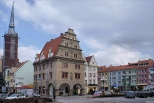 Nysa - jedno z najstarszych lskich miast - fargment rynku z widokiem na Dom Wagi Miejskiej