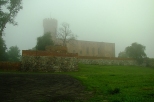 Zamek w wieciu w porannej mgle