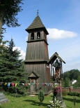 Drewniana dzwonnica przy kościele w Paczółtowicach.