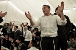 Młodzi Żydzi podczas obchodów rocziny śmierci cadyka Elimelecha. Leżajsk