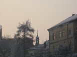 Leżajsk. Fragment plebanii z początku XVII wieku i wieżyczka kościoła p.w. Jezusa Miłosiernego