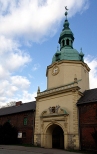 Barokowa wiea bramna z neobarokowym portalem w Polskiej Cerekwi.
