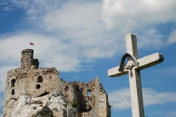Zamek w Mirowie i przydrożny krzyż