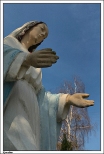 Kowalew -  figura Matki Bożej obok kościoła św. Bartłomieja Apostoła