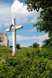 Mirów - przydrożny krzyż nieopodal ruin zamku