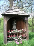 Dworska drewniana kapliczka  z figur w. Jana Nepomucena w Laskowej