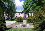 Jdrzejw. Pomnik JPII przed klasztorem OO. Cystersw.