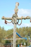 Krzyż stojący w główkach portu w Kuźnicy.