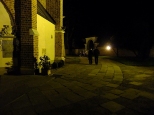 Przed kościołem nocą
